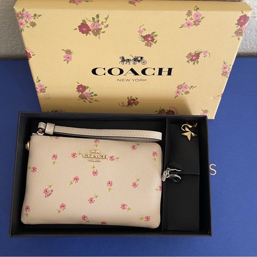 Coach✨🩷🌸Pink Floral Cream Wristlet